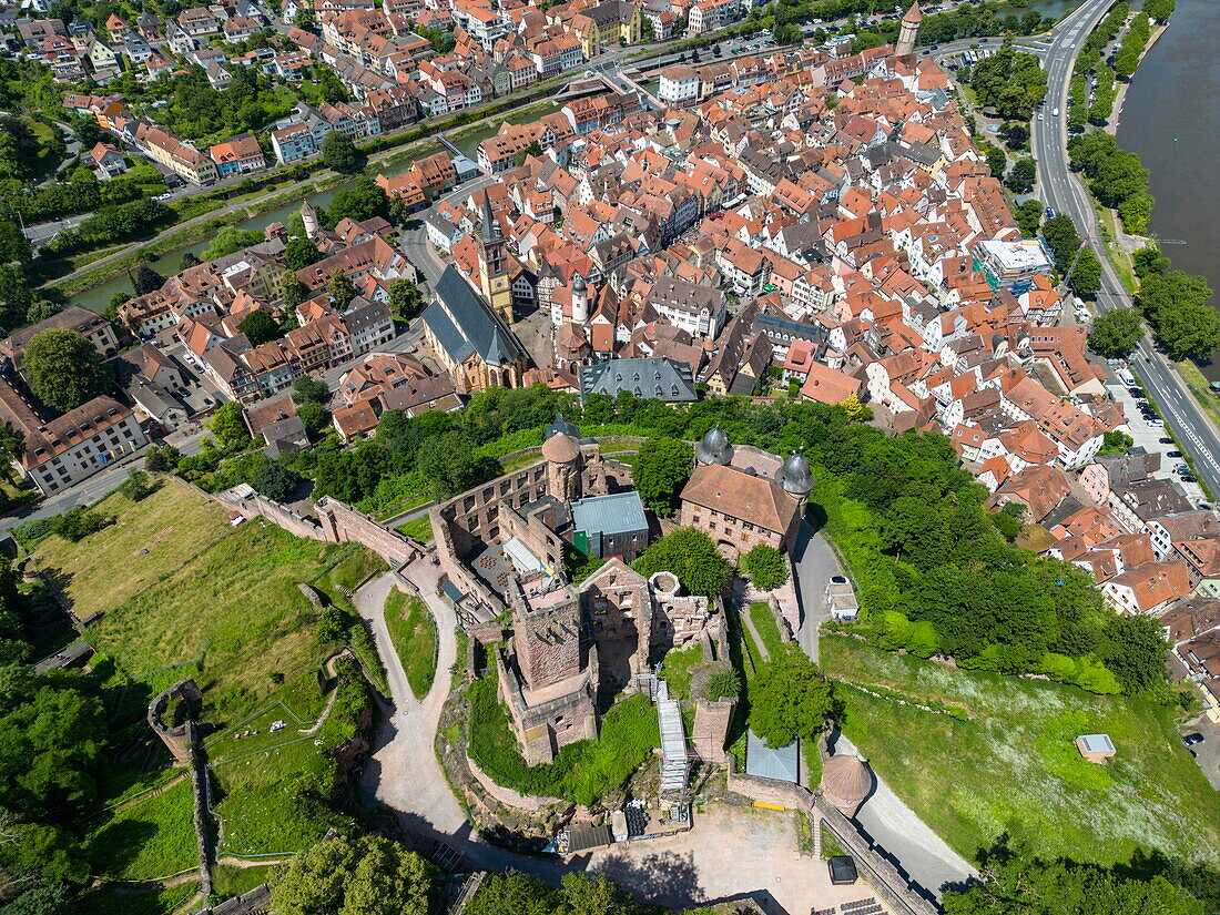 Luftaufnahmen von Burg Wertheim und Stadt, Wertheim, Spessart-Festland, Franken, Baden-Württemberg, Deutschland, Europa