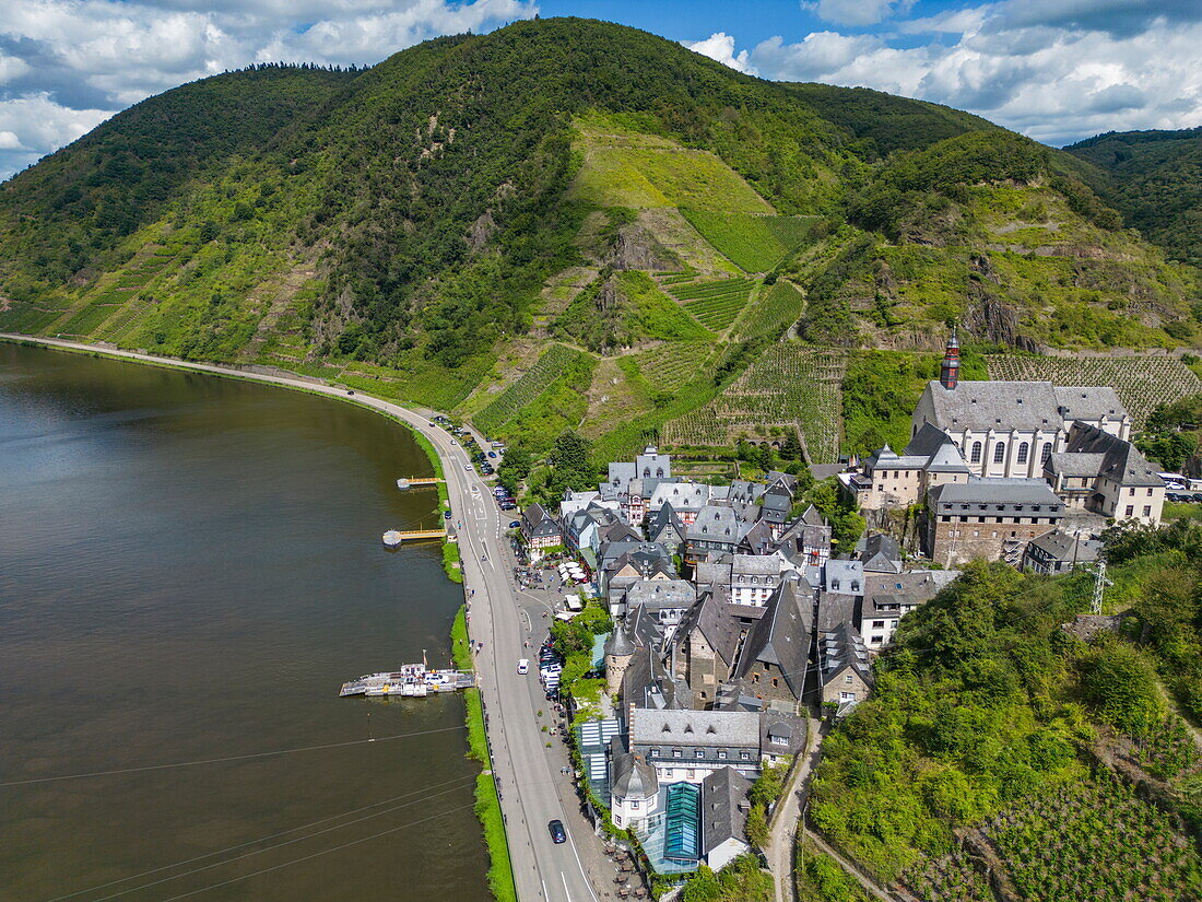 Luftaufnahme der Mosel mit Autofähre bei Beilstein, Beilstein, Rheinland-Pfalz, Deutschland, Europa