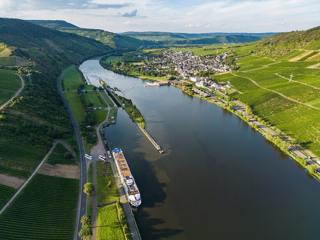 Luftaufnahme des Flusskreuzfahrtschiffs Antonio Bellucci (Thurgau Travel), neben der Schleuse Wintrich an der Mosel, Minheim, Rheinland-Pfalz, Deutschland, Europa