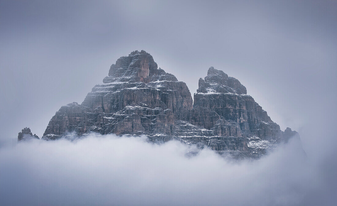 Die Drei Zinnen in dichten Wolken, Auronzo, Dolomiten, Italien, Europa