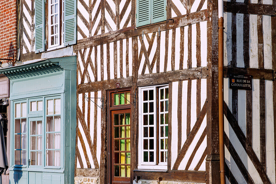  Half-timbered houses on the main street/corner of Rue de la Catouillette in Beuvron-en-Auge in the Pays d&#39;Auge in the Calvados department in the Normandy region of France 