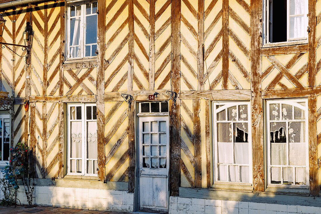 Fachwerkhaus an der Hauptstraße in Beuvron-en-Auge im Pays d'Auge im Département Calvados in der Region Normandie in Frankreich