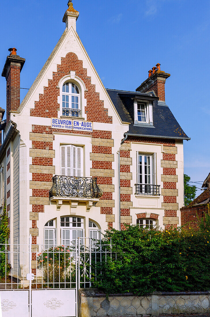 Historisches Postgebäude an der Hauptstraße in Beuvron-en-Auge im Pays d'Auge im Département Calvados in der Region Normandie in Frankreich