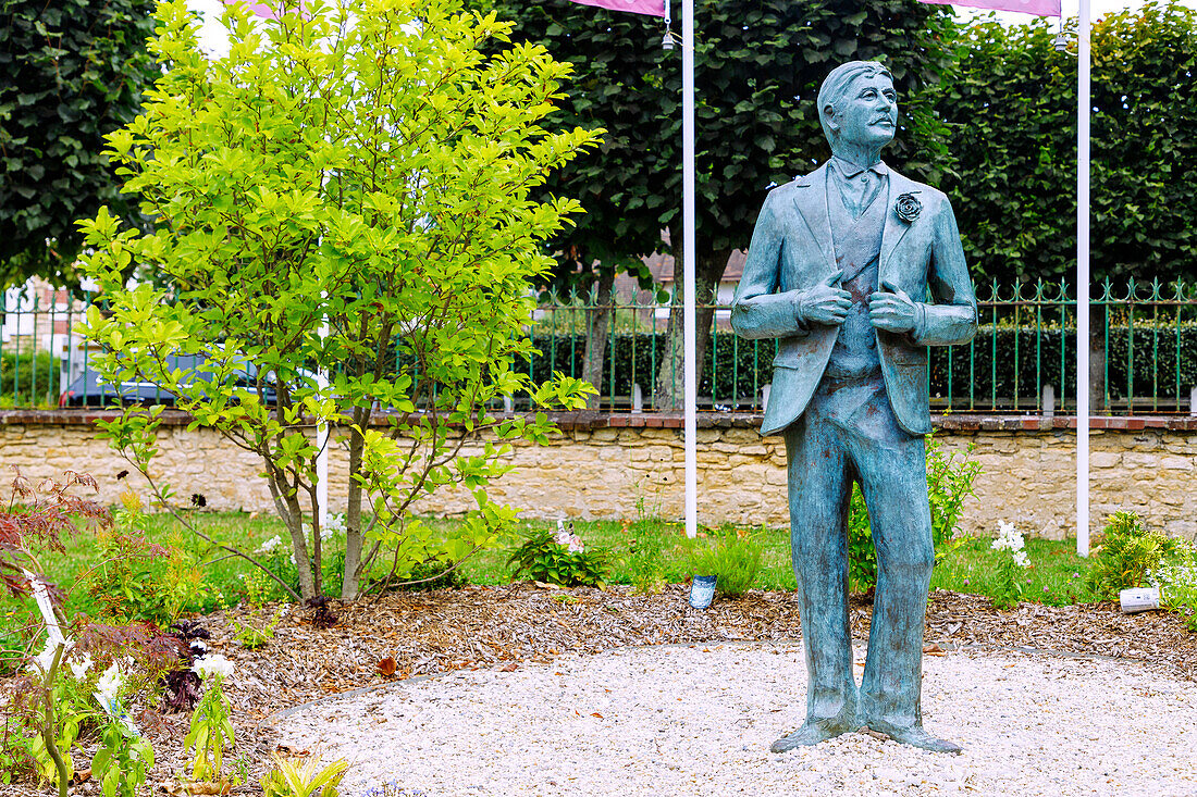 Bronzeskulptur von Marcel Proust im Garten im Museum Villa du Temps retrouvé (retrouve) in Cabourg  an der Blumenküste (Côte Fleurie, Cote Fleurie) im Département Calvados in der Region Normandie in Frankreich