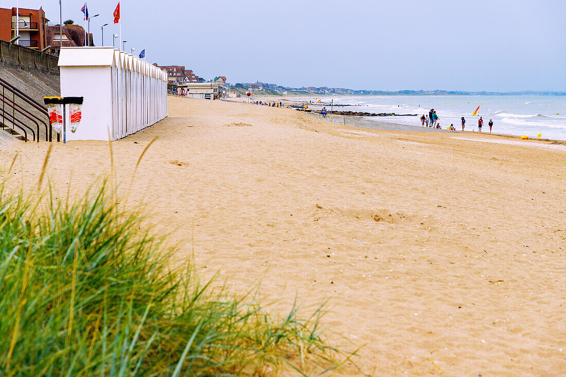 Sandstrand und Badehäuschen in Cabourg an der Blumenküste (Côte Fleurie, Cote Fleurie) im Département Calvados in der Region Normandie in Frankreich