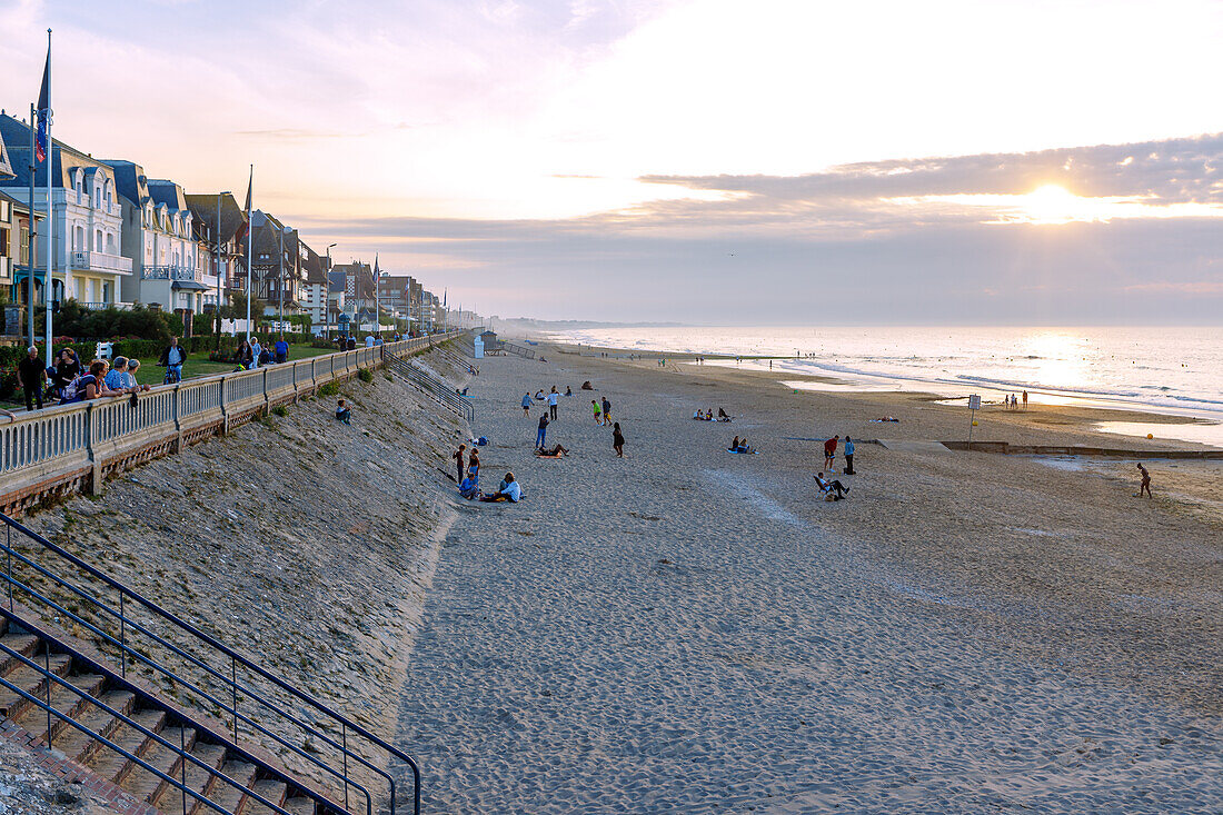 Strandpromende (Promenade Marcel Proust) und Strand bei Sonnenuntergang im Abendlicht in Cabourg an der Blumenküste (Côte Fleurie, Cote Fleurie) im Département Calvados in der Region Normandie in Frankreich