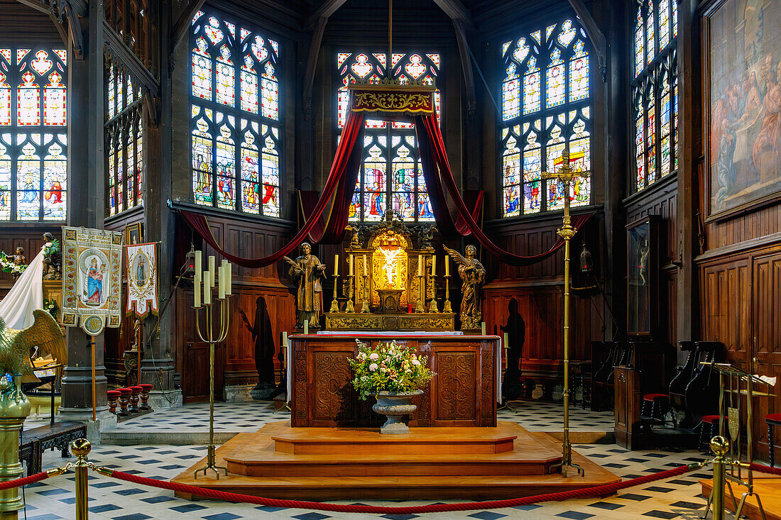 Chorraum und Altar der Kirche Sainte-Catherine in Honfleur an der Blumenküste (Côte Fleurie, Cote Fleurie) im Département Calvados in der Region Normandie in Frankreich