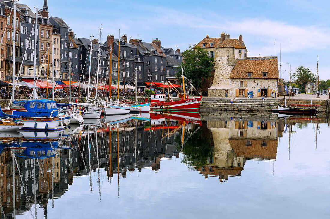  Old town of Honfleur with the old harbor basin Le Vieux Bassin and the medieval governorship La Lieutenance on the Flower Coast (Côte Fleurie, Cote Fleurie) in the Calvados department in the Normandy region of France 