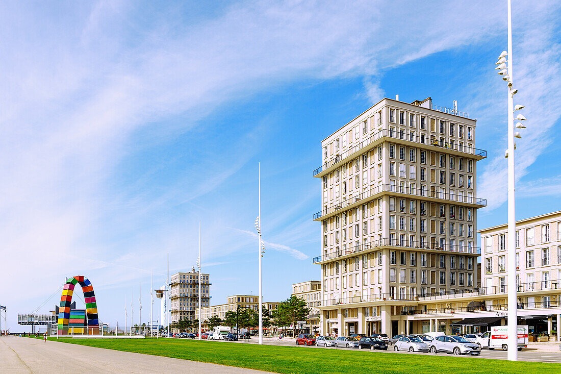 Quai Southampton mit Wohnhäusern von Auguste Perret und Containerbögen ›Catène de Containers‹ von Vincent Ganivet und Blick auf den Hafen-Kontrollturm Sémaphore (Semaphore) in Le Havre an der Alabasterküste (Côte d'Albatre, Cote d'Albatre) im Département Seine-Maritime in der Region Normandie in Frankreich