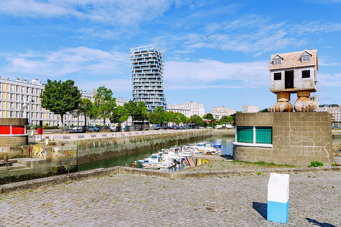 Quai Michel Fére mit monumentaler Holzskulptur ›No reason to Move‹ von Max Coulon und Blick auf Bassin du Roy, Wohnblöcke von Auguste Perret und Alta Tower in Le Havre an der Alabasterküste (Côte d'Albatre, Cote d'Albatre) im Département Seine-Maritime in der Region Normandie in Frankreich