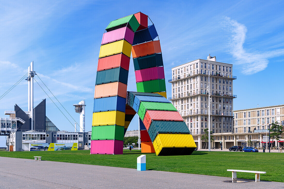  Quai Southampton with residential buildings by Auguste Perret and container arches ›Catène de Containers‹ by Vincent Ganivet, which were created in 2017 for the 500th anniversary of the city as part of the cultural program ›Un Été au Havre‹, and view of the port control tower Sémaphore (Semaphore) in Le Havre on the Alabaster Coast (Côte d&#39;Albatre, Cote d&#39;Albatre) in the Seine-Maritime department in the Normandy region of France 