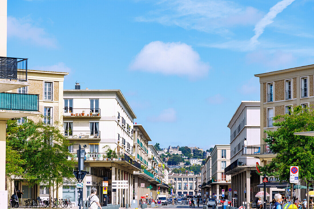  Rue de Paris with residential buildings by Auguste Perret and view of the town hall Hôtel de Ville (Hotel de Ville) in Le Havre on the Alabaster Coast (Côte d&#39;Albatre, Cote d&#39;Albatre) in the Seine-Maritime department in the Normandy region of France 