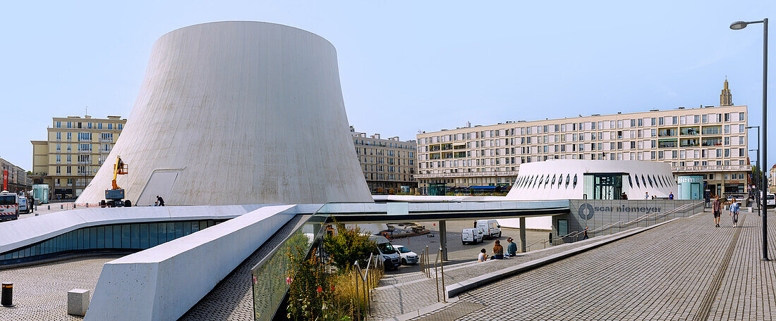  Cultural centre Espace Oscar Niemeyer with ›Grand Volcan‹ (Big Volcano) and ›Petit Volcan‹ (Small Volcano), houses by Auguste Perret and view of the Saint-Joseph church in Le Havre on the Alabaster Coast (Côte d&#39;Albatre, Cote d&#39;Albatre) in the Seine-Maritime department in the Normandy region of France 