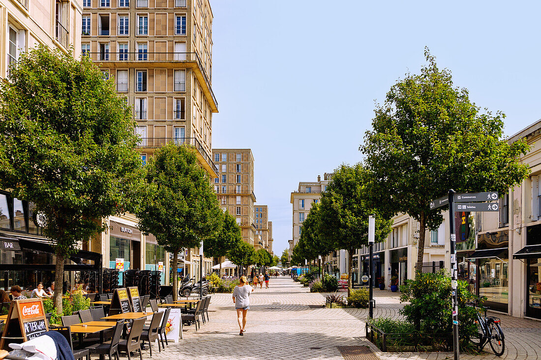 Rue Bernadin de Saint-Pierre mit Wohnhäusern und Geschäften von Auguste Perret in Le Havre an der Alabasterküste (Côte d'Albatre, Cote d'Albatre) im Département Seine-Maritime in der Region Normandie in Frankreich