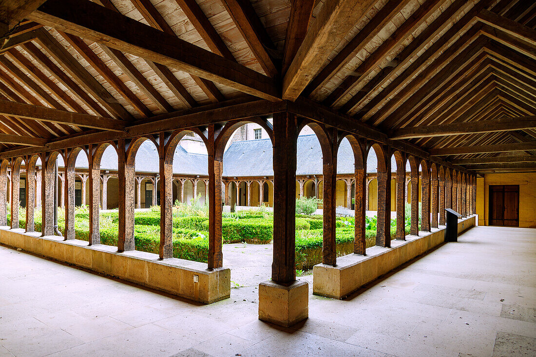 Kreuzgang in der Abbaye de Montivilliers (Abtei Montivilliers) mit Holzsäulen und Holzgebälk in Montivilliers an der Blumenküste (Côte Fleurie, Cote Fleurie) im Département Calvados in der Region Normandie in Frankreich