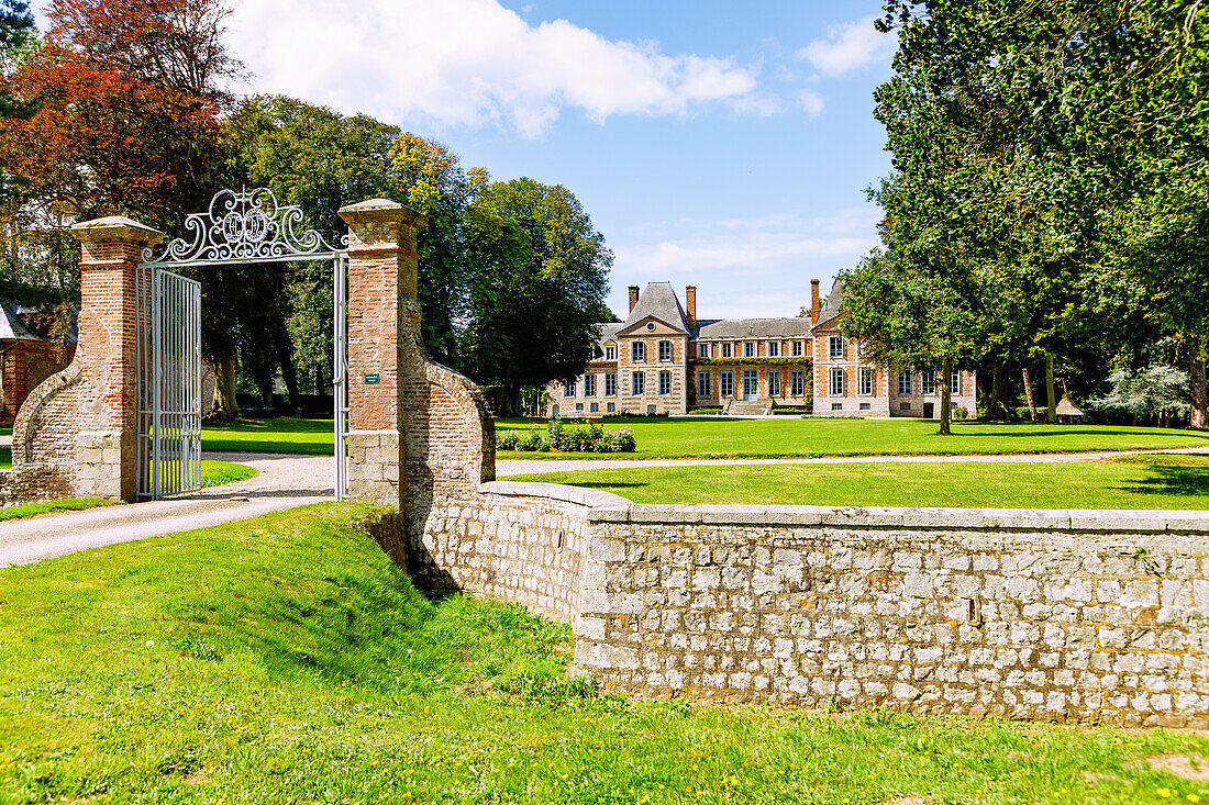  Château St-Aubin-sur-Mer on the Alabaster Coast (Côte d&#39;Albâtre, Cote d&#39;Albatre) in the Seine-Maritime department in the Normandy region of France 