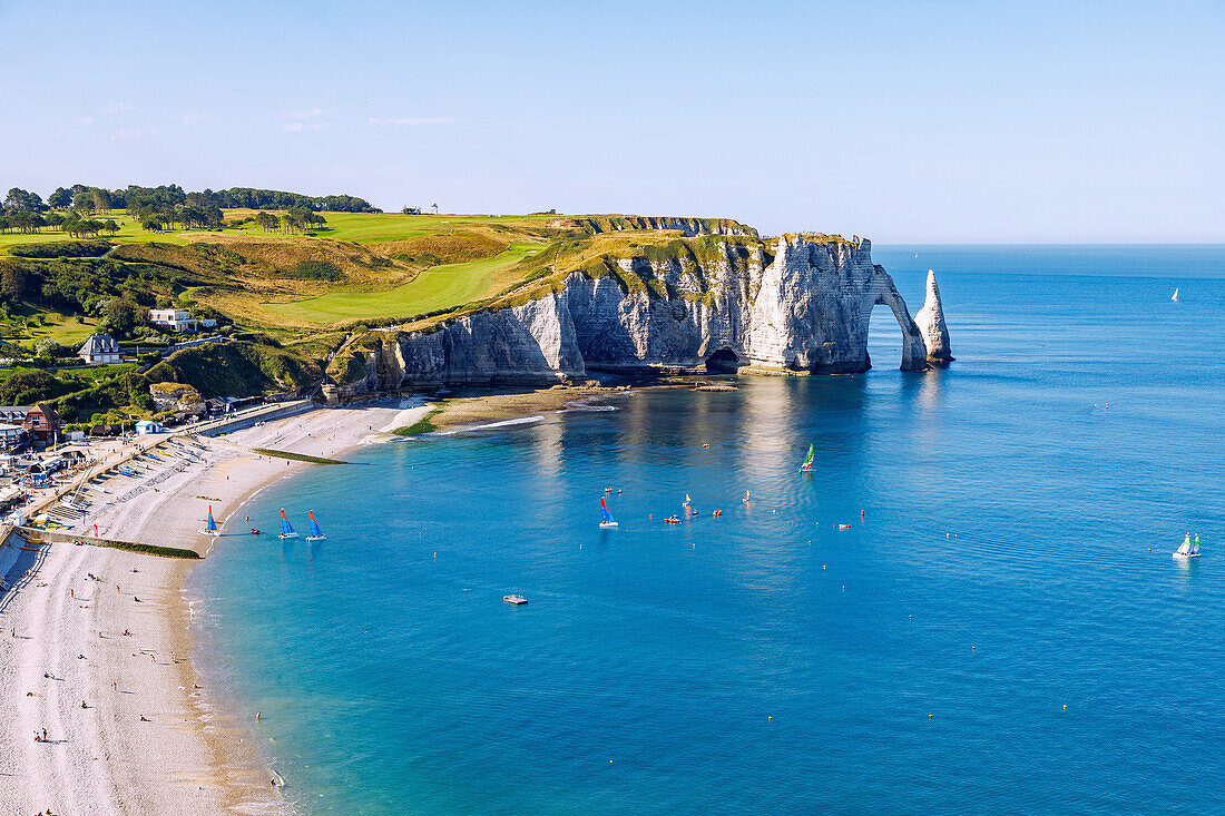  Etretat and chalk cliffs with rock gate La Porte d&#39;Aval and rock needle l&#39;Aiguille at high tide in Etretat (Étretat) on the Alabaster Coast (Côte d&#39;Albâtre, Cote d&#39;Albatre) in the Seine-Maritime department in the Normandy region of France 