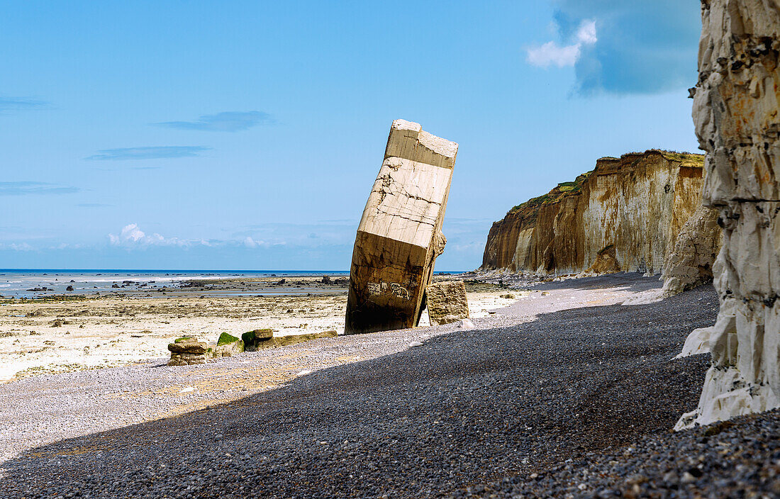 Bunker Vertical (Bunker tombé) bei Sainte-Marguerite-sur-Mer, an der Alabasterküste (Côte d'Albâtre, Cote d'Albatre) im Département Seine-Maritime in der Region Normandie in Frankreich