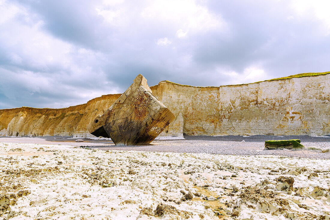 Bunker Vertical (Bunker tombé) bei Sainte-Marguerite-sur-Mer, an der Alabasterküste (Côte d'Albâtre, Cote d'Albatre) im Département Seine-Maritime in der Region Normandie in Frankreich