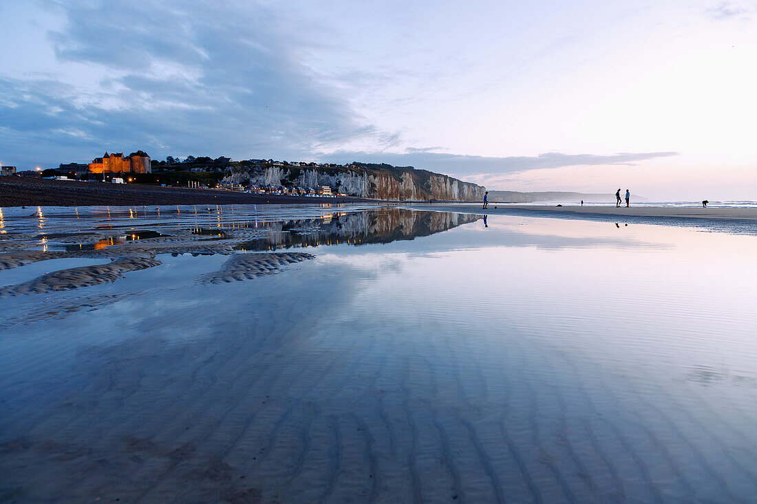  Evening mood on the beach at low tide with chalk cliffs and castle (Château de Dieppe) in Dieppe on the Alabaster Coast (Côte d&#39;Albâtre, Cote d&#39;Albatre) in the Seine-Maritime department in the Normandy region of France 