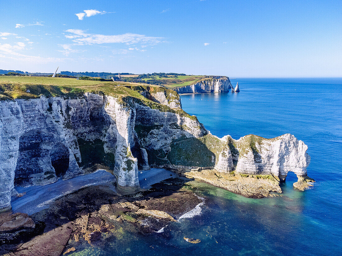 Kreidefelsen mit Felsentor La Falasie d'Aumont, Felsentor La Porte d'Aval und Felsnadel l'Aiguille in Etretat (Étretat) an der Alabasterküste (Côte d'Albâtre, Cote d'Albatre) im Département Seine-Maritime in der Region Normandie in Frankreich