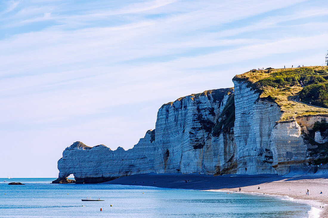  Beach and rock arch La Falaise d&#39;Amont at low tide in Etretat (Étretat) on the Alabaster Coast (Côte d&#39;Albâtre, Cote d&#39;Albatre) in the Seine-Maritime department in the Normandy region of France 