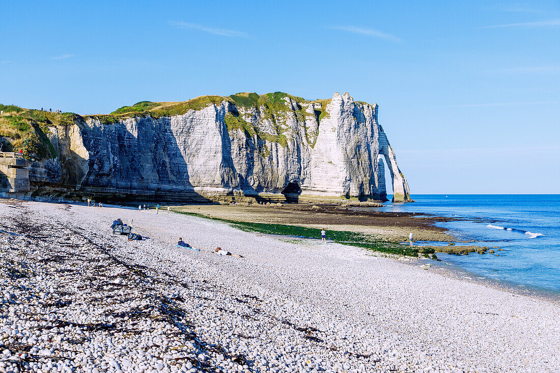  Rock gate La Porte d&#39;Aval at low tide in Etretat (Étretat) on the Alabaster Coast (Côte d&#39;Albâtre, Cote d&#39;Albatre) in the Seine-Maritime department in the Normandy region of France 