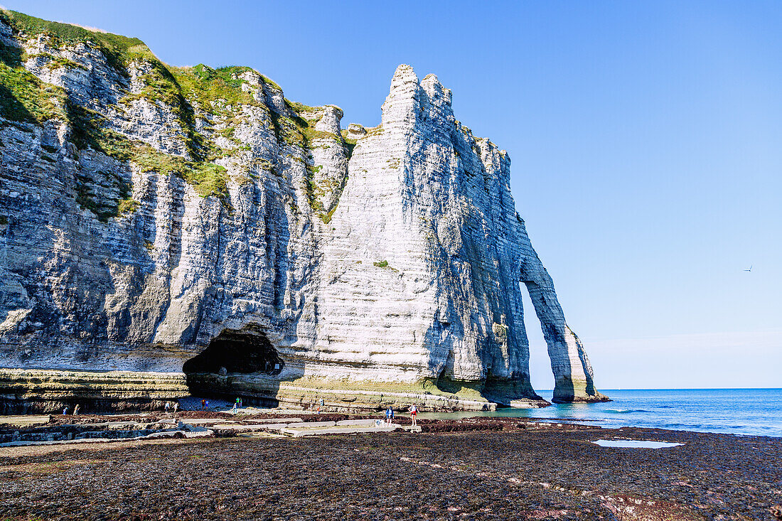  Rock gate La Porte d&#39;Aval and passage to the rock gate La Manneporte at low tide in Etretat (Étretat) on the Alabaster Coast (Côte d&#39;Albâtre, Cote d&#39;Albatre) in the Seine-Maritime department in the Normandy region of France 