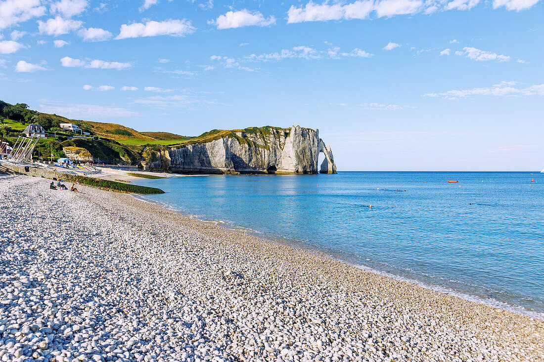  Beach and rock gate La Porte d&#39;Aval at high tide in Etretat (Étretat) on the Alabaster Coast (Côte d&#39;Albâtre, Cote d&#39;Albatre) in the Seine-Maritime department in the Normandy region of France 