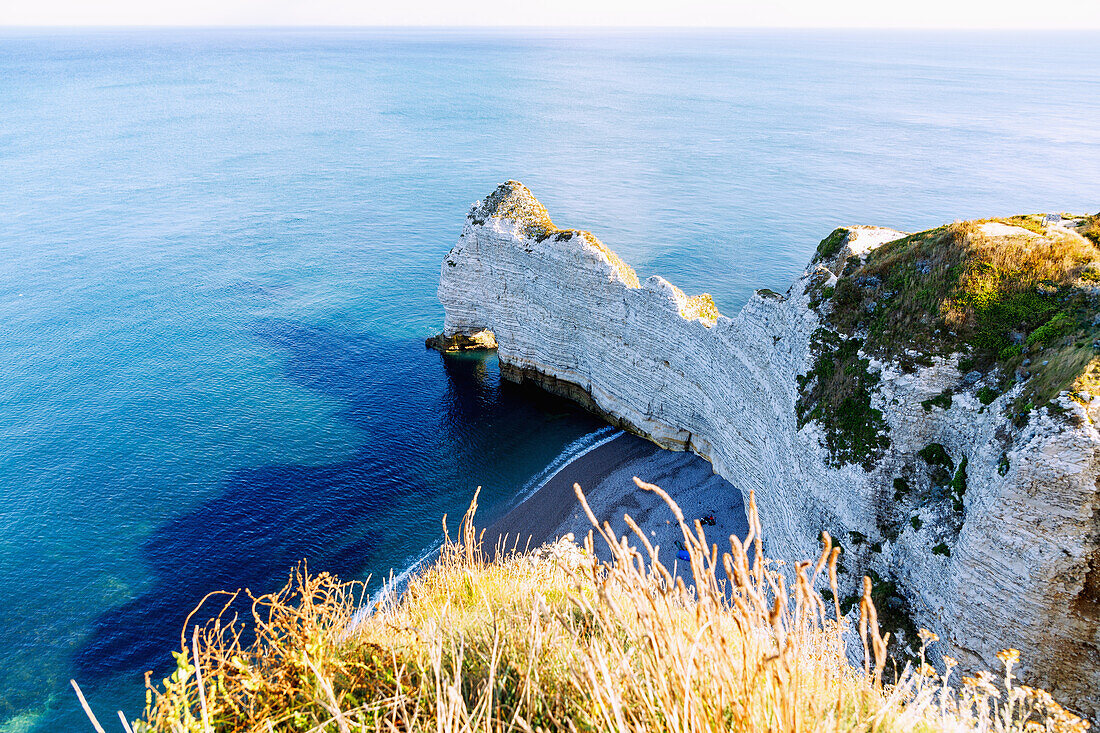  Rock arch La Falasie d&#39;Aumont at high tide in Etretat (Étretat) on the Alabaster Coast (Côte d&#39;Albâtre, Cote d&#39;Albatre) in the Seine-Maritime department in the Normandy region of France 