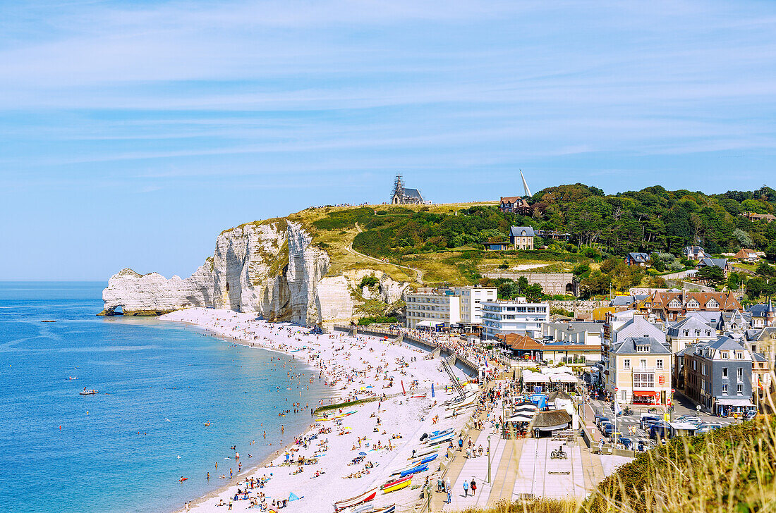 Etretat und Kreidefelsen mit Strand und Felsentor La Falasie d'Aumont bei Flut in Etretat (Étretat) an der Alabasterküste (Côte d'Albâtre, Cote d'Albatre) im Département Seine-Maritime in der Region Normandie in Frankreich