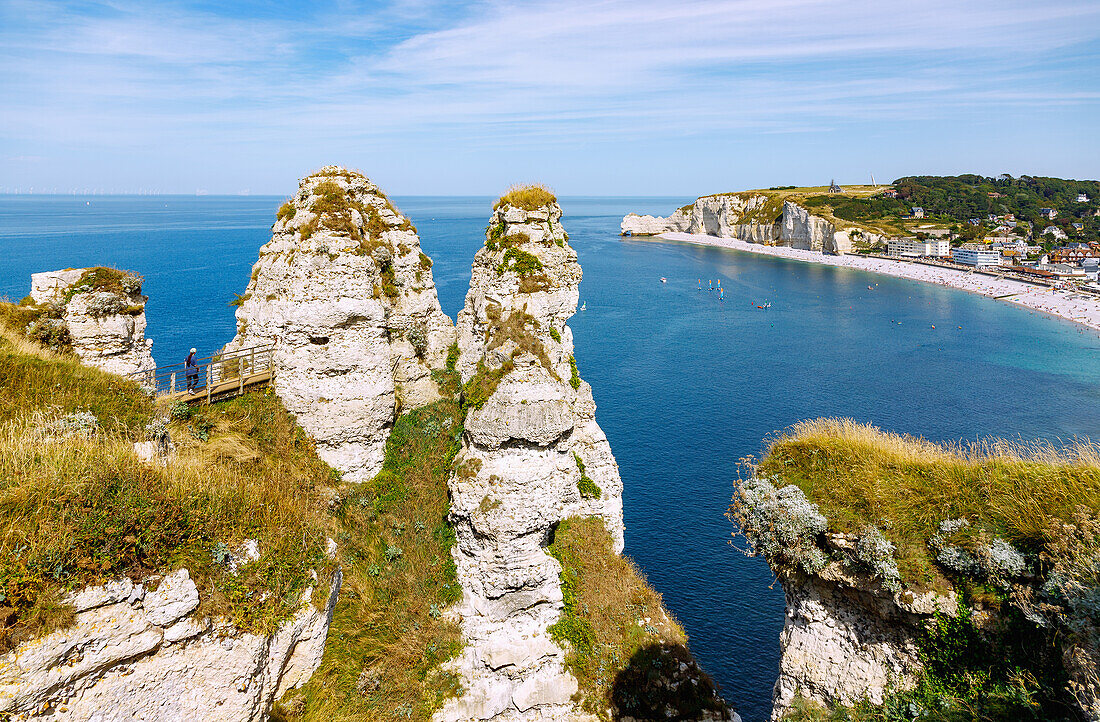  Viewpoint on the hiking trail on the cliffs of Etretat and chalk cliffs with beach and rock arch La Falasie d&#39;Aumont at high tide in Etretat (Étretat) on the Alabaster Coast (Côte d&#39;Albâtre, Cote d&#39;Albatre) in the Seine-Maritime department in the Normandy region of France 