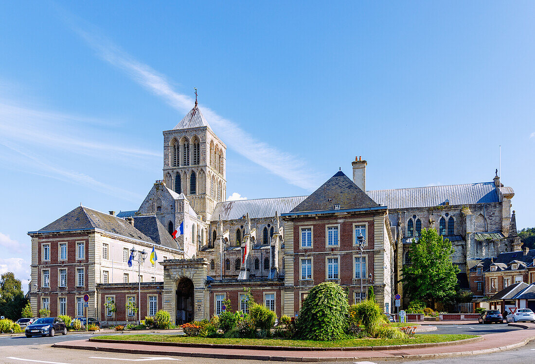  Abbatiale de la Sainte-Trinité (Ste-Trinite) and Hôtel-de-Ville town hall at Place Général Leclerc in Fécamp (Fecamp) on the Alabaster Coast, (Côte d&#39;Albatre, Cote d&#39;Albatre) in Normandy in France 