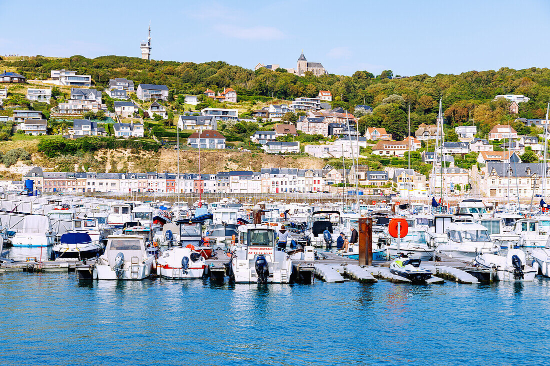 Hafen Port de Plaisance, Häuser am Quai Guy de Maupassant und  Kapelle Chapelle Notre-Dame de Salut auf den Kreidefelsen in Fécamp (Fecamp) an der Alabasterküste, (Côte d'Albatre, Cote d'Albatre) in der Normandie in Frankreich