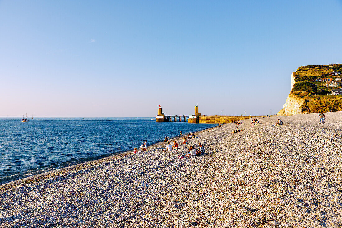 Strand und Blick auf die Hafeneinfahrt bei Sonnenuntergang  in Fécamp (Fecamp) an der Alabasterküste (Côte d'Albâtre, Cote d'Albatre) im Département Seine-Maritime in der Region Normandie in Frankreich