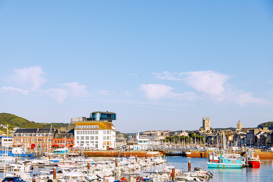 Hafen Port de Plaisance und Fischereimuseum Musée des Pêcheries (Musee des Pecheries) mit Blick auf die Kirche Eglise St-Etienne (Église Saint-Étienne) und Abbatiale de la Sainte-Trinité in Fécamp (Fecamp) an der Alabasterküste, (Côte d'Albatre, Cote d'Albatre) in der Normandie in Frankreich