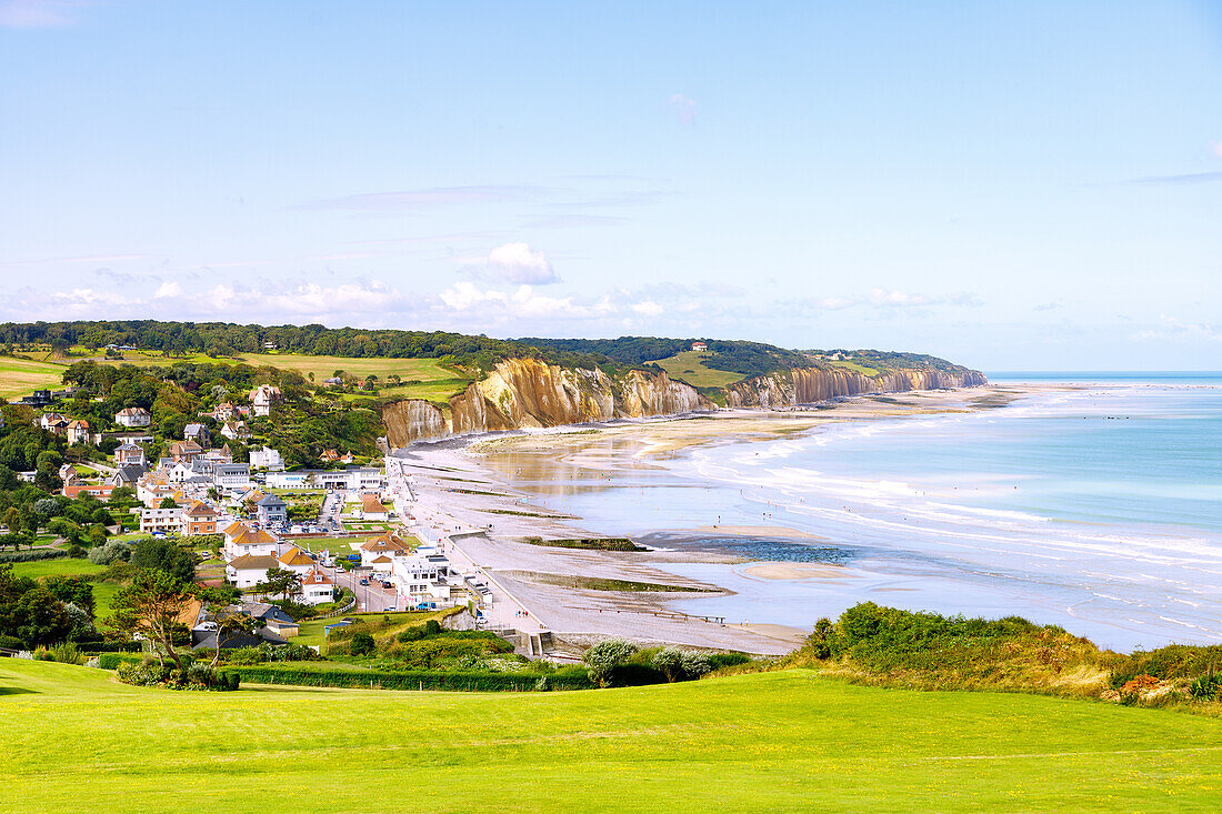  View of Pourville-sur-Mer and low tide on the beach with chalk cliffs on the Alabaster Coast (Côte d&#39;Albâtre, Cote d&#39;Albatre) in the Seine-Maritime department in the Normandy region of France 