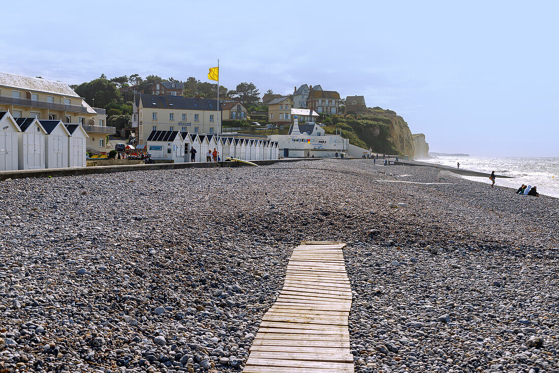 Kieselstrand mit Badehäuschen und Blick auf die Kreideklippen in Quiberville-sur-Mer an der Alabasterküste (Côte d'Albâtre, Cote d'Albatre) im Département Seine-Maritime in der Region Normandie in Frankreich