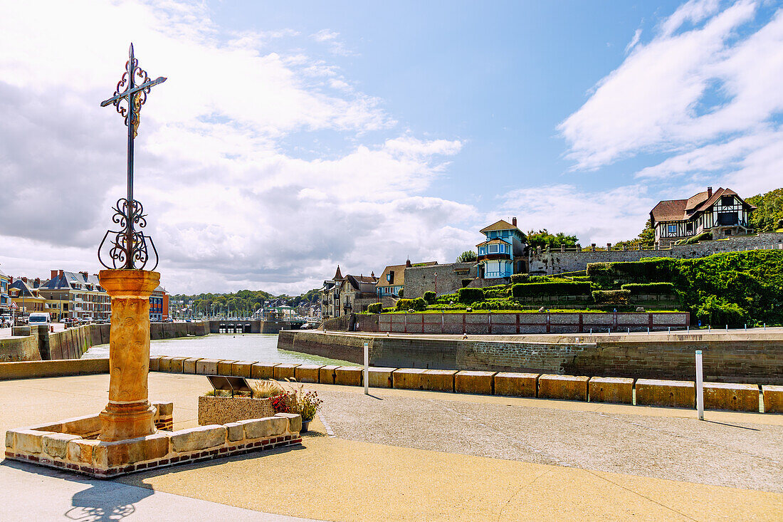  Old town district with harbor Port de Plaisance in Saint-Valéry-en-Caux (Saint-Valery-en-Caux) on the Alabaster Coast (Côte d&#39;Albâtre, Cote d&#39;Albatre) in the Seine-Maritime department in the Normandy region of France 