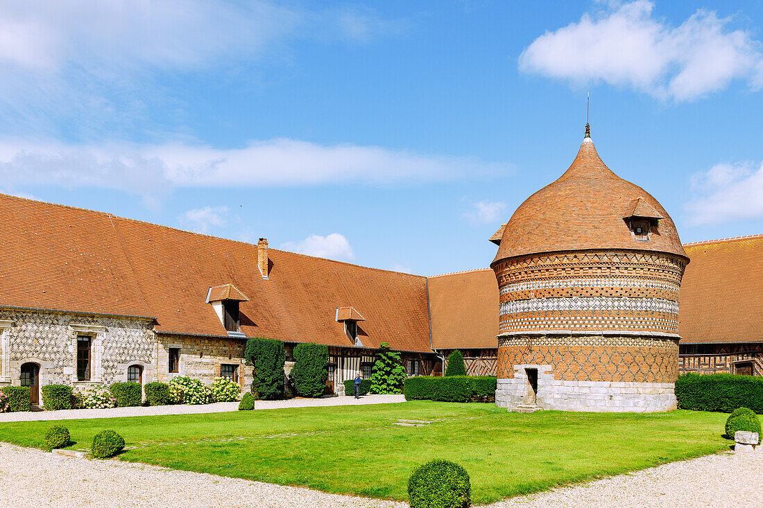  Manoir d&#39;Ango country house with dovecote (Colombier, Pigeonnier) in Varengeville-sur-Mer on the Alabaster Coast (Côte d&#39;Albâtre, Cote d&#39;Albatre) in the Seine-Maritime department in the Normandy region of France 