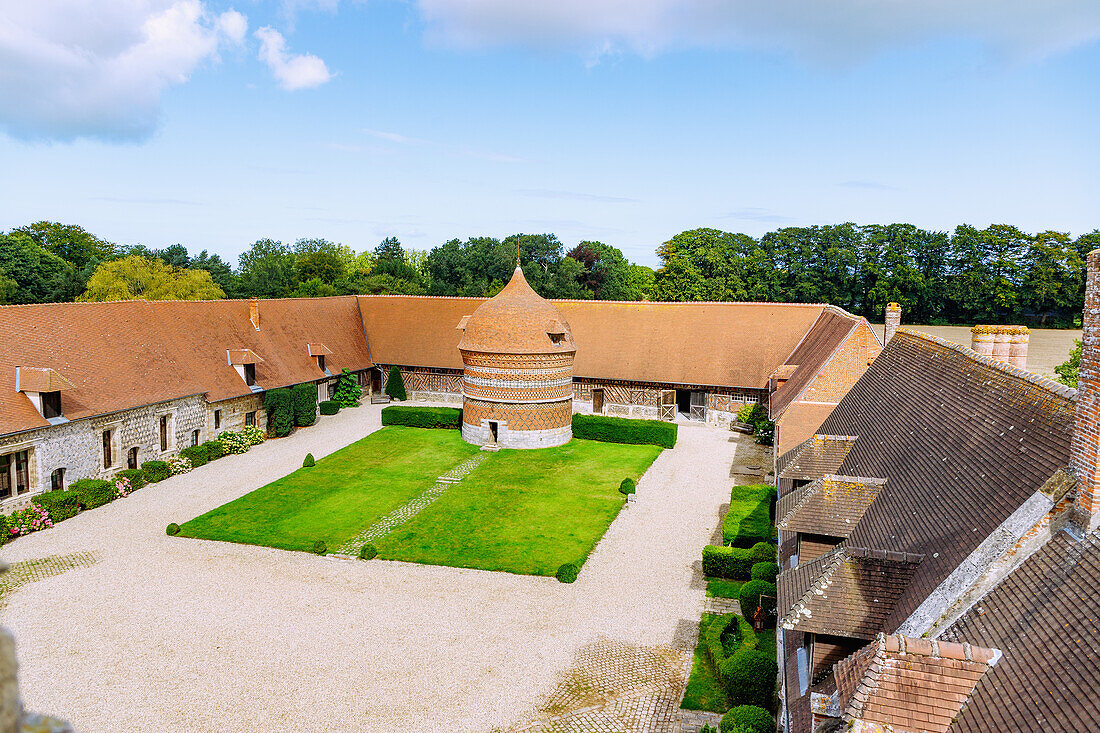  Manoir d&#39;Ango country house with dovecote (Colombier, Pigeonnier) in Varengeville-sur-Mer on the Alabaster Coast (Côte d&#39;Albâtre, Cote d&#39;Albatre) in the Seine-Maritime department in the Normandy region of France 