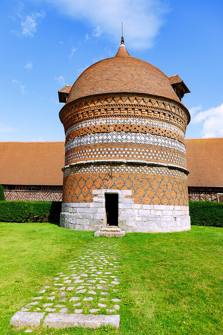  Manoir d&#39;Ango country house with dovecote (Colombier, Pigeonnier) in Varengeville-sur-Mer on the Alabaster Coast (Côte d&#39;Albâtre, Cote d&#39;Albatre) in the Seine-Maritime department in the Normandy region of France 