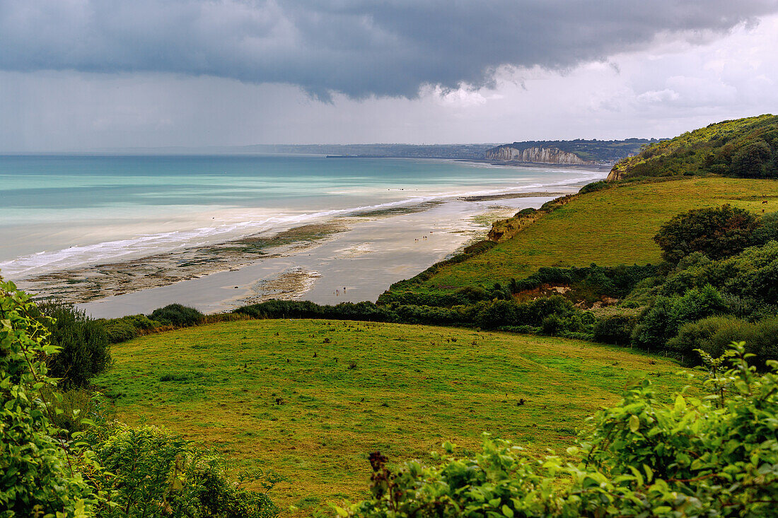  Storm clouds over the sea and beach of Varengeville-sur-Mer on the Alabaster Coast (Côte d&#39;Albâtre, Cote d&#39;Albatre) in the Seine-Maritime department in the Normandy region of France 