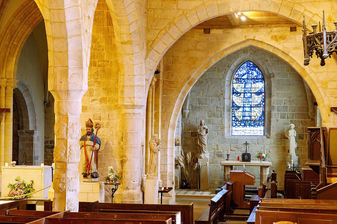 Innenraum der Kirche Eglise Saint Valery (Saint-Valéry) mit Glasfenster von Georges Braque in Varengeville-sur-Mer an der Alabasterküste (Côte d'Albâtre, Cote d'Albatre) im Département Seine-Maritime in der Region Normandie in Frankreich