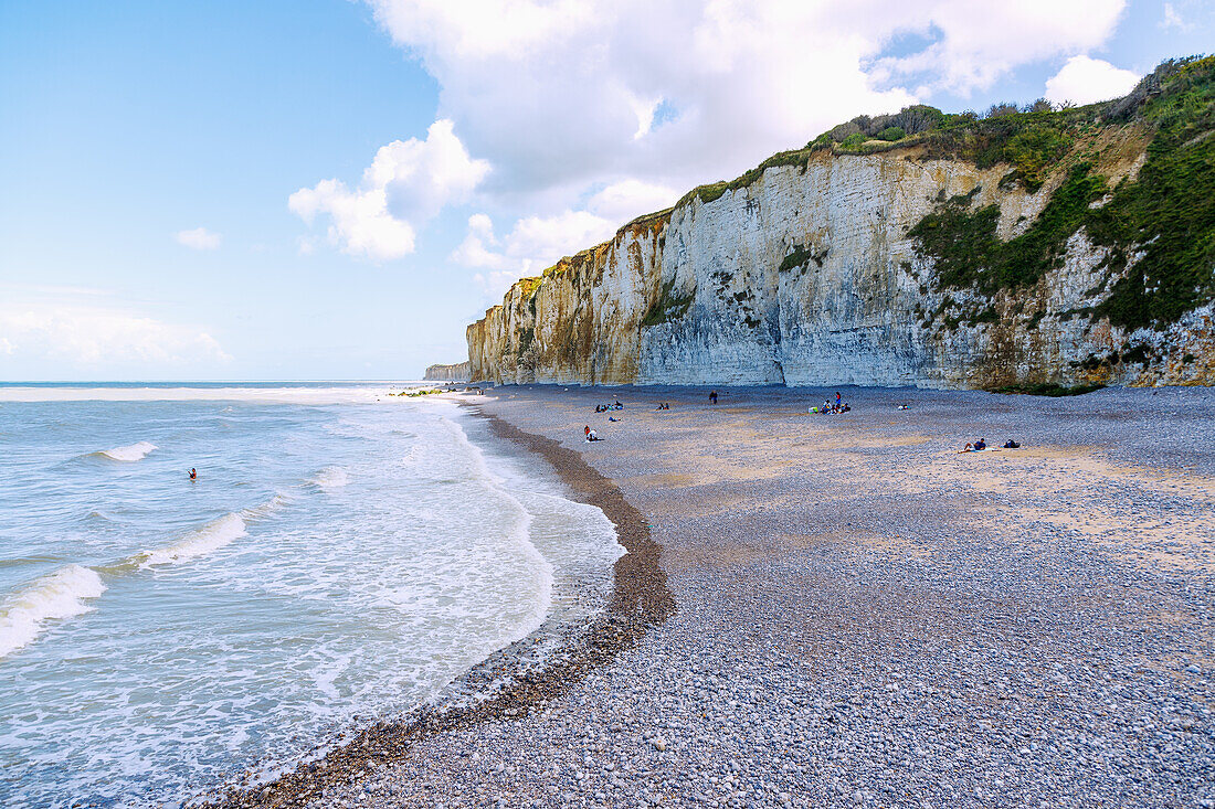 Steilküste und Kieselstrand in Plage-Veules-les-Rose an der Alabasterküste (Côte d'Albâtre, Cote d'Albatre) im Département Seine-Maritime in der Region Normandie in Frankreich