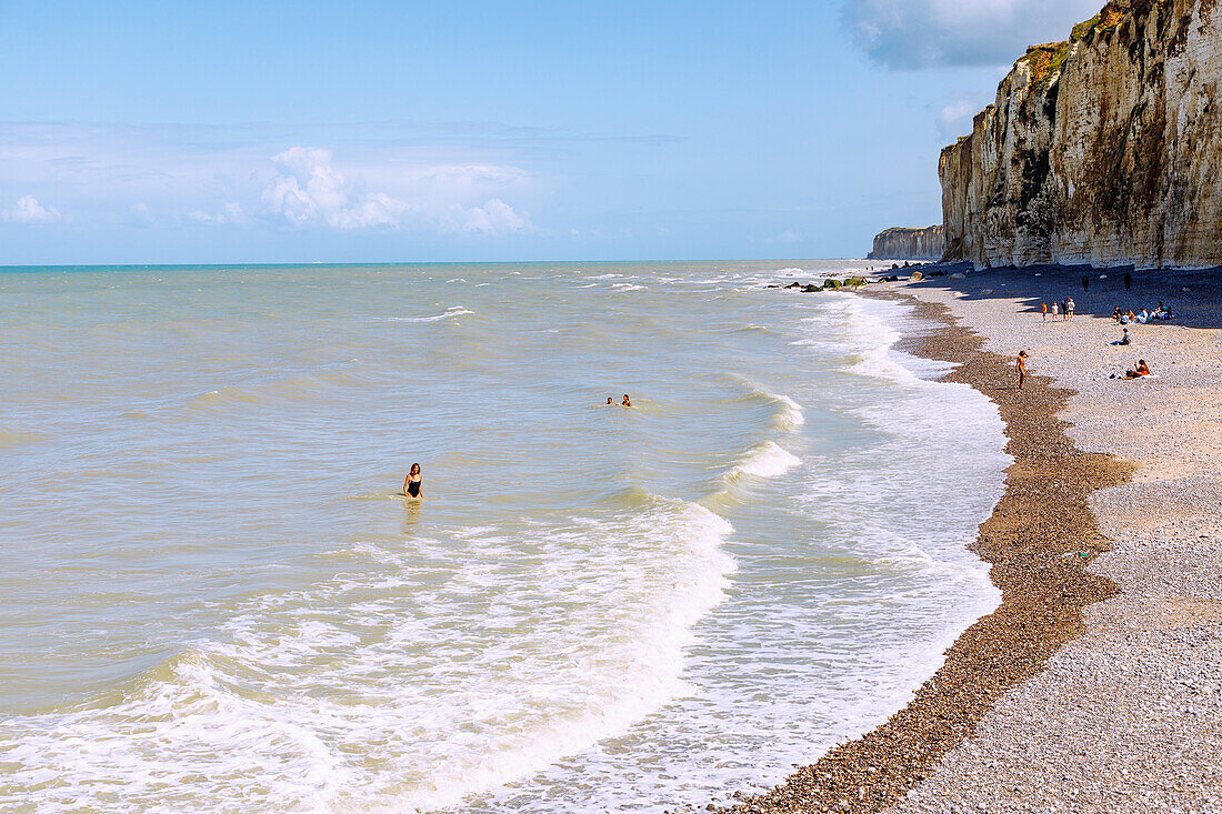  Cliff and pebble beach in Plage-Veules-les-Rose on the Alabaster Coast (Côte d&#39;Albâtre, Cote d&#39;Albatre) in the Seine-Maritime department in the Normandy region of France 