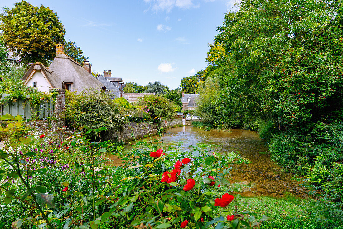  Les Moulins de la Veule with thatched houses and Source de la Veule in Veules-les-Roses on the Alabaster Coast (Côte d&#39;Albâtre, Cote d&#39;Albatre) in the Seine-Maritime department in the Normandy region of France 