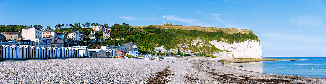 Kieselstrand, Badehäuschen und Kreideklippen in Yport an der Alabasterküste (Côte d'Albâtre, Cote d'Albatre) im Département Seine-Maritime in der Region Normandie in Frankreich