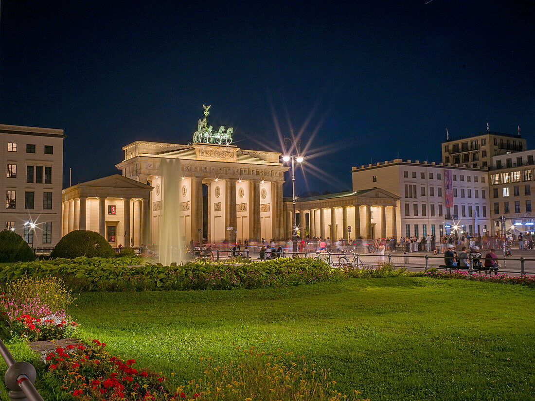  Pariser Platz and Brandenburg Gate at night, Unter den Linden, Berlin-Mitte, East Berlin, Berlin, Germany, Europe 