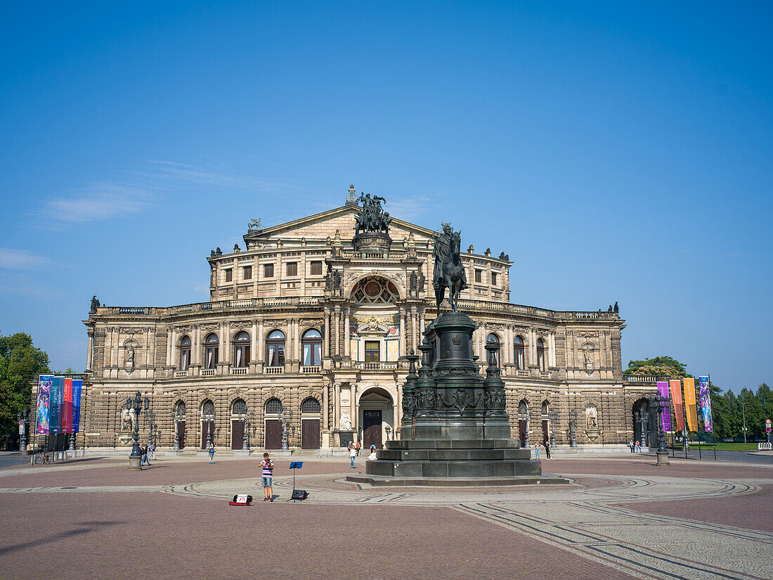 Semperoper und König-Johann-Denkmal am Theaterplatz, Altstadt, Dresden, Sachsen, Deutschland, Europa